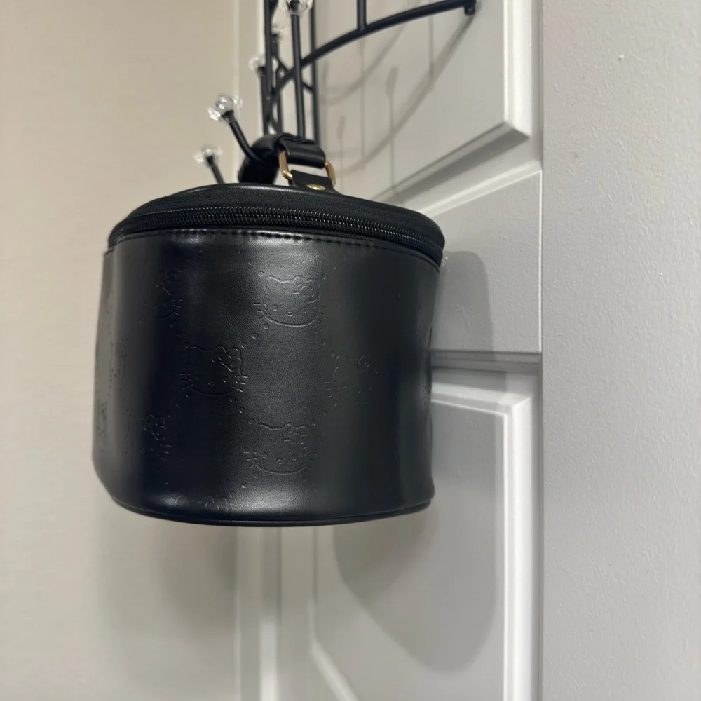 Hello Kitty Black Embossed Women's Makeup bag 🖤🐈‍⬛ - Picture 4 of 5